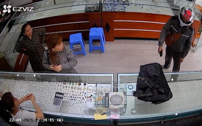 Nữ chủ tiệm vàng ở Phú Thọ kể lại giây phút đối mặt kẻ cướp cầm dùi cui điện