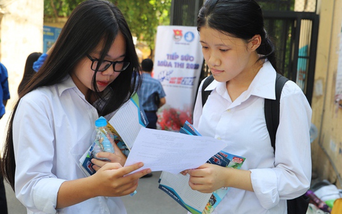 Căng thẳng thi vào lớp 10 ở Hà Nội: Phụ huynh "đội nắng" đưa đón con đi học hơn chục lượt/ngày
