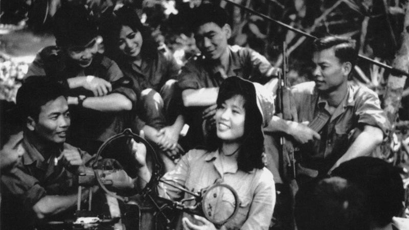 TRƯỜNG SƠN MỘT THỜI CON GÁI - Tập 4: Tiếng hát át tiếng bom