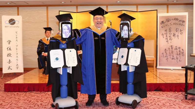Nhật Bản: Sinh viên cử robot đến tham dự lễ nhận bằng tốt nghiệp